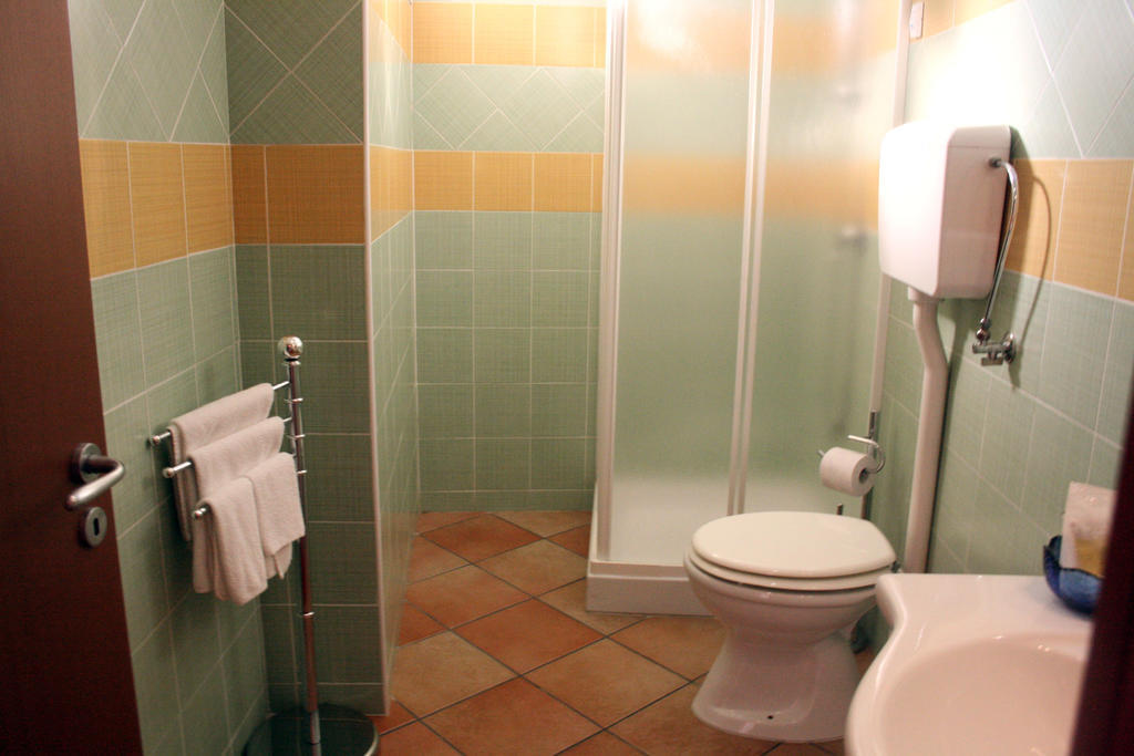 Splash'S Rooms Spadafora Quarto foto